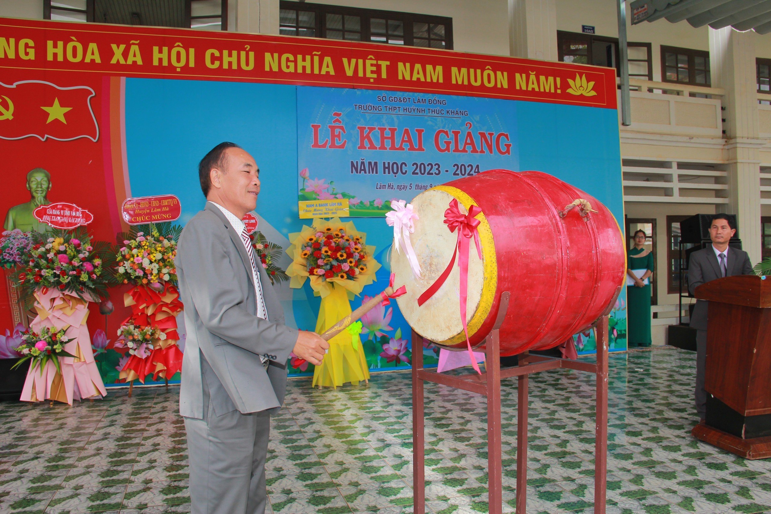 Ông Nguyễn Văn Tình – UV BTV, Trưởng Ban Tuyên giáo Huyện ủy Lâm Hà đánh trống khai giảng năm học 2023 - 2024