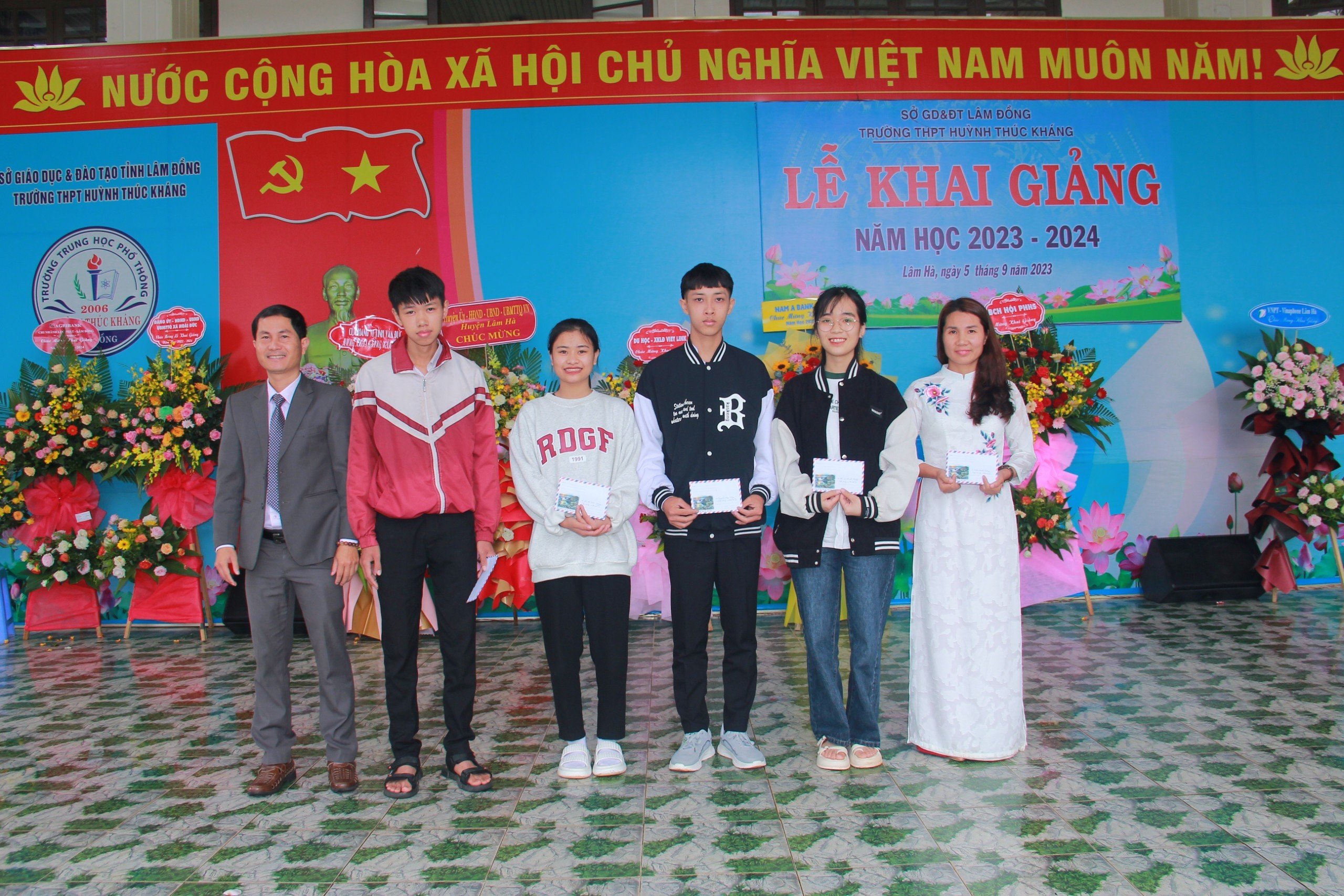 Thầy Bùi Văn Sơn - Bí Thư Chi Bộ, Hiệu trưởng Tặng quà cho HS đạt thủ khoa của trường ở 05 tổ hợp trong kì thi tốt nghiệp THPT 2022-2023