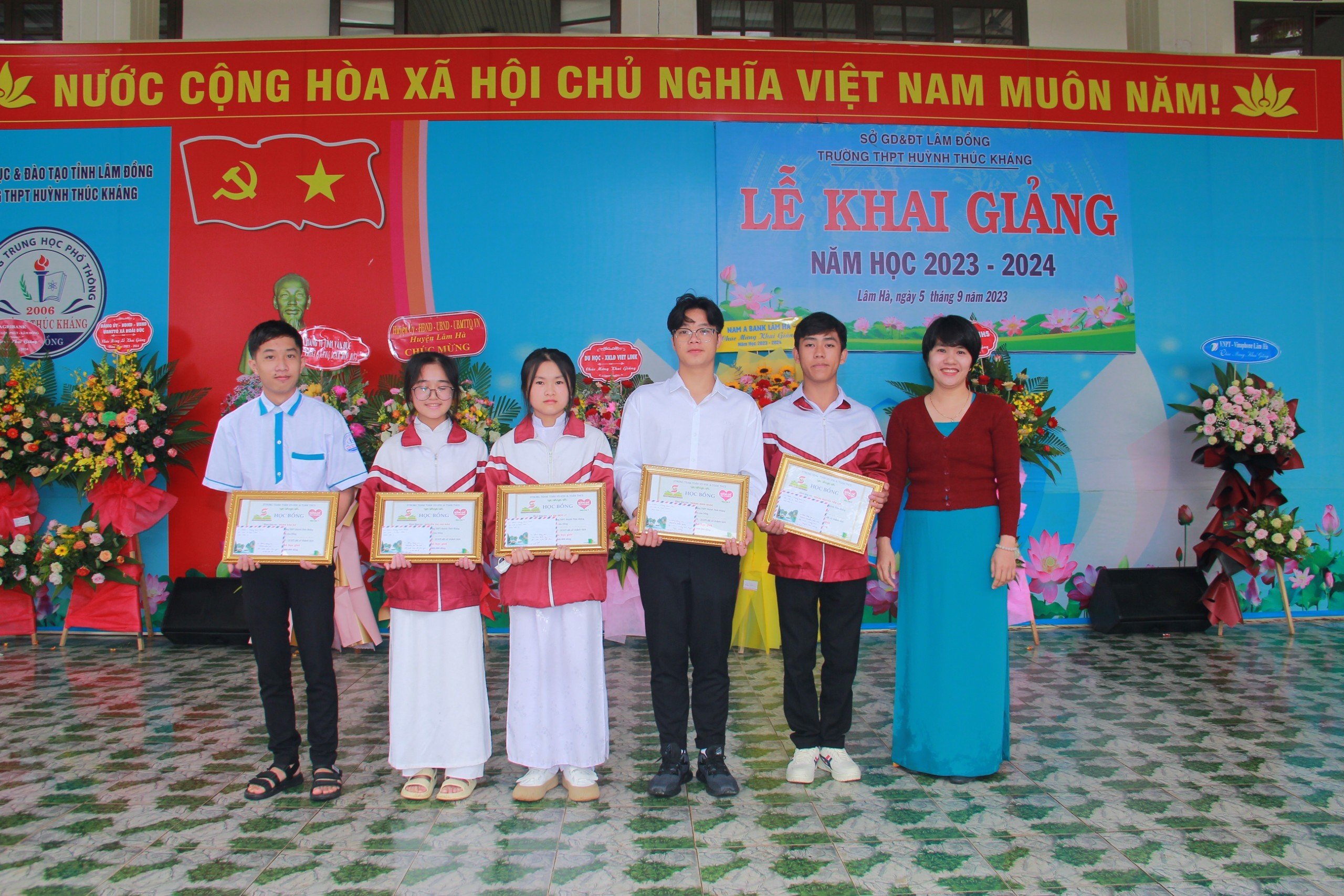 Cô Bùi Thúy Vân - Nhóm Toán team Vận dụng- Vận dụng cao trao học bổng cho các em vượt khó học giỏi trong năm học 2022-2023.