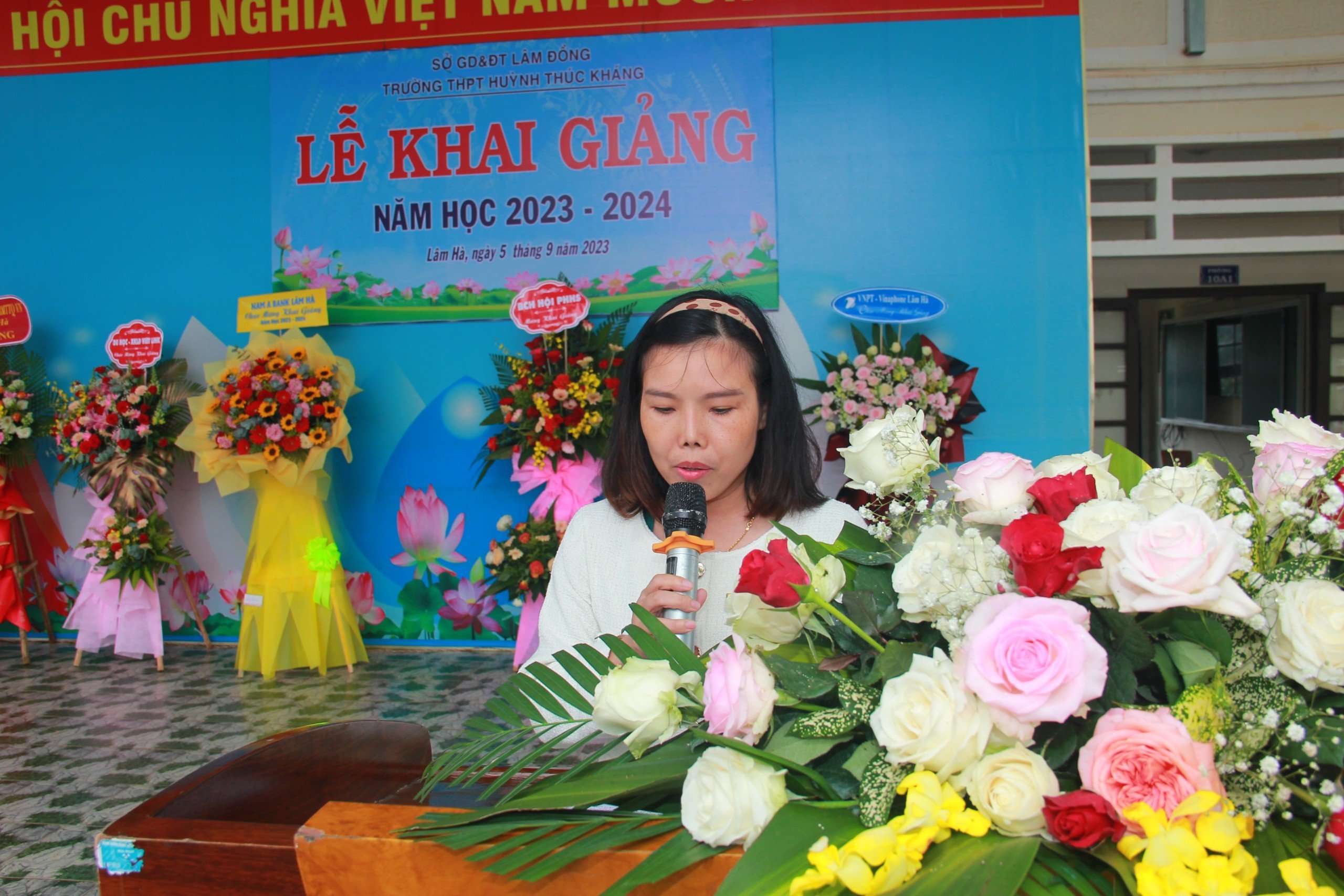 Cô Hoàng Thị Ngọc Hương - Phó hiệu trưởng nhà trường đọc thư của Chủ Tịch nước Võ Văn Thưởng gửi cho ngành Giáo dục nhân dịp khai giảng năm học 2023 - 2024